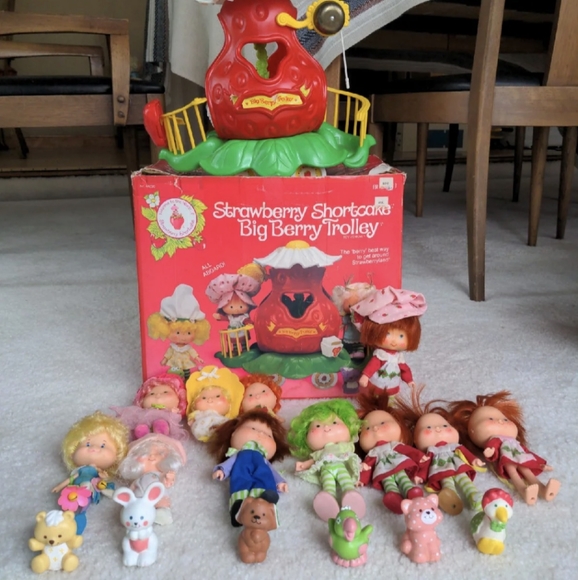 Strawberry Shortcake Big Berry Trolley & Dolls - Picture 1 of 6